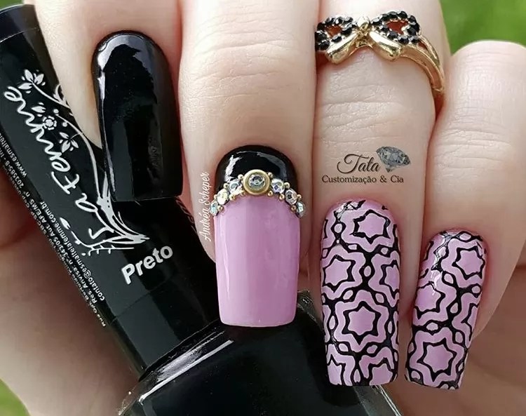 Unhas com adesivos e pedrarias Duas tendências que fazem sucesso