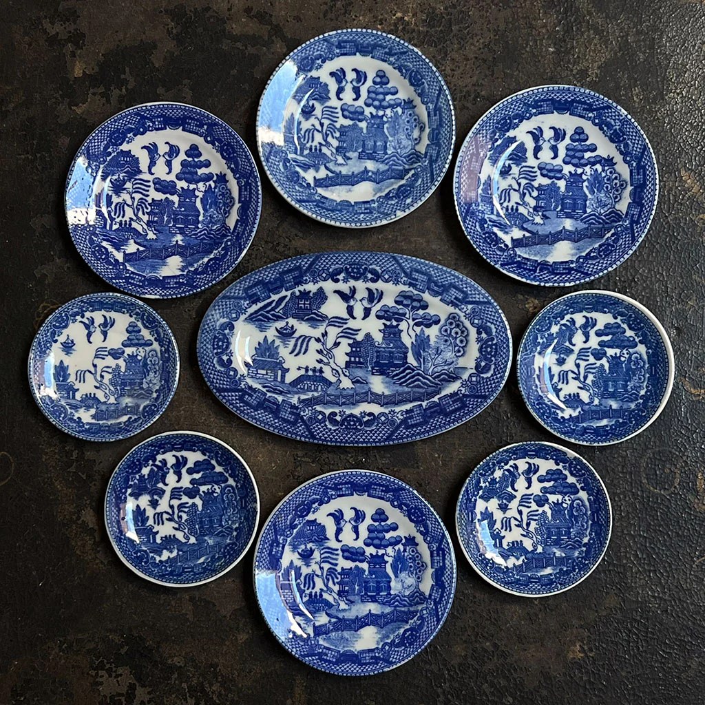 Vintage (1950s) 6 peices Of Blue Willow TeaCups Coffee Cups Drinking Cups and Saucers