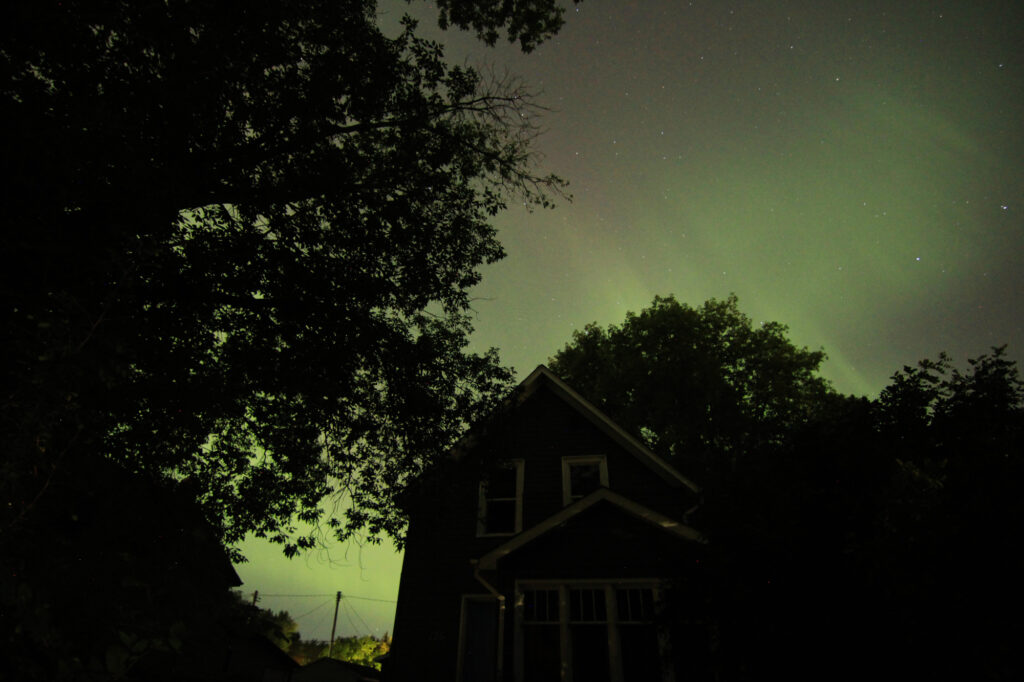 The aurora visible behind my house, in the heart of the city