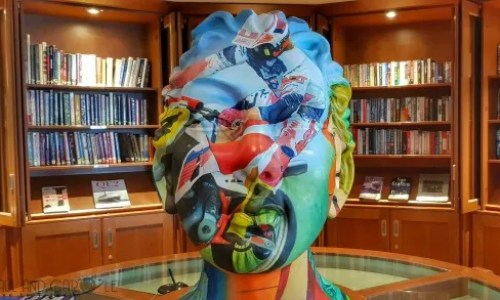 library sculpture.#fredolsen #fredolsencruiseline #braemar #cruiseship #choosecruise #cruising #cruise #paulandcarole