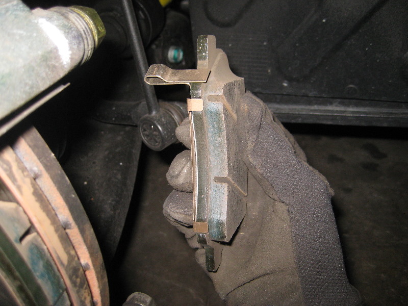 KiaRioFrontDiscBrakePadsReplacementGuide027