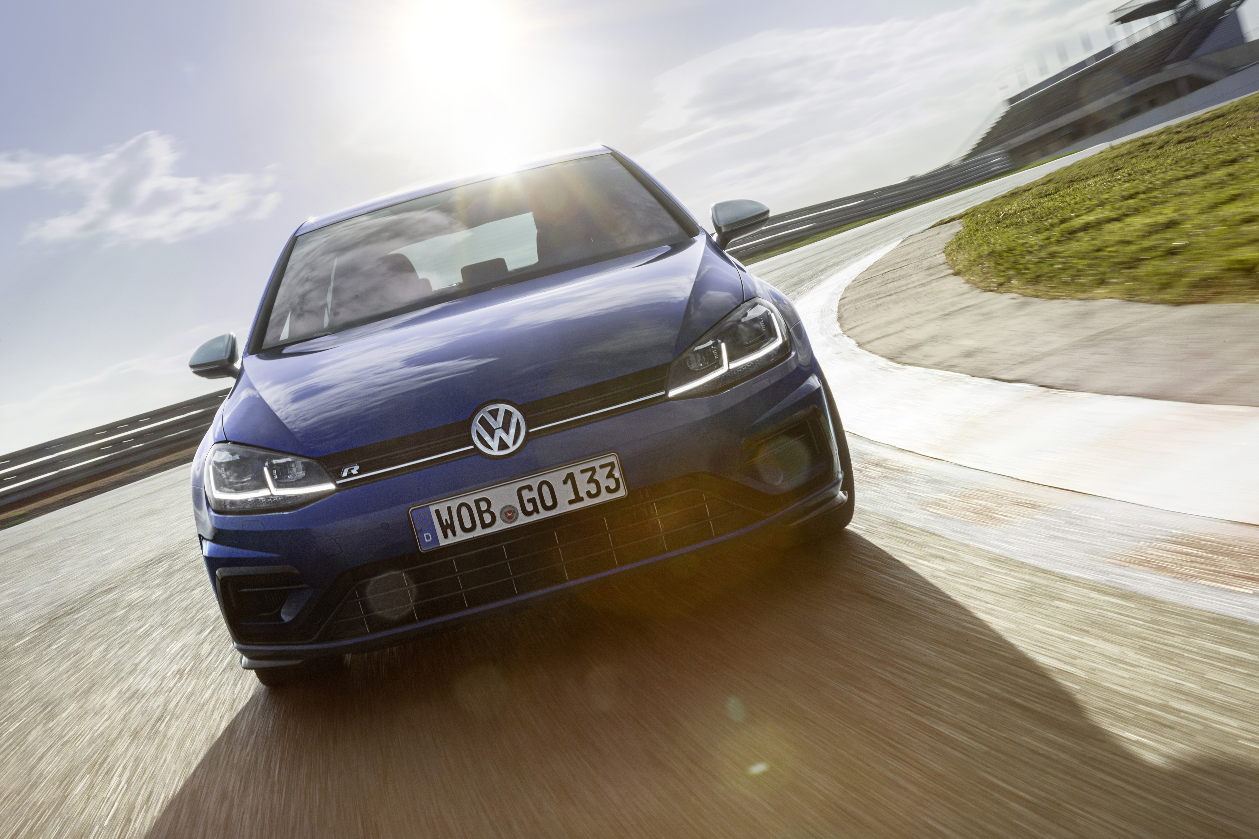 Volkswagen Golf R gains optional Performance packs Der neue Volkswagen