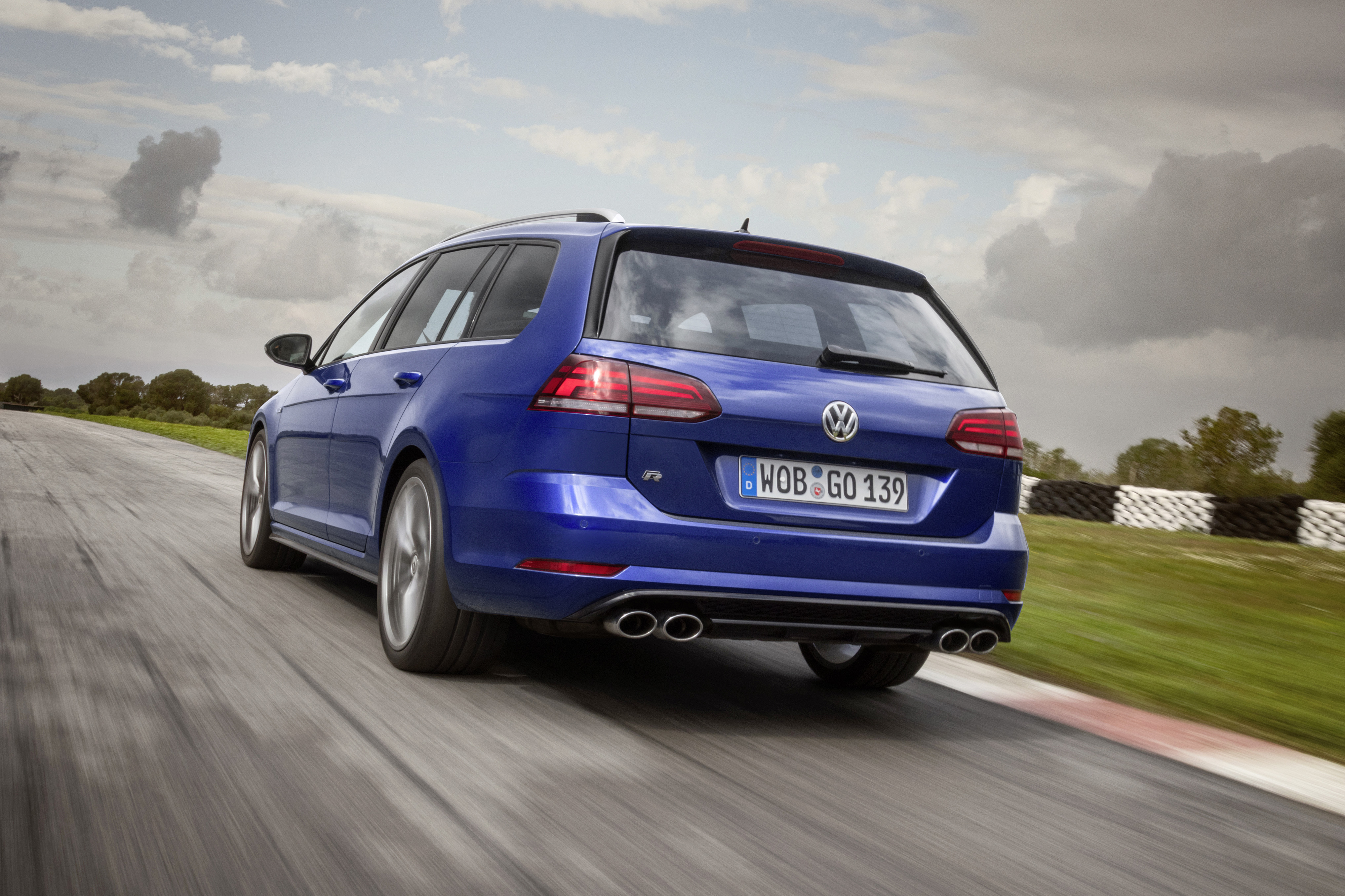Volkswagen Golf R gains optional Performance packs Der neue Volkswagen