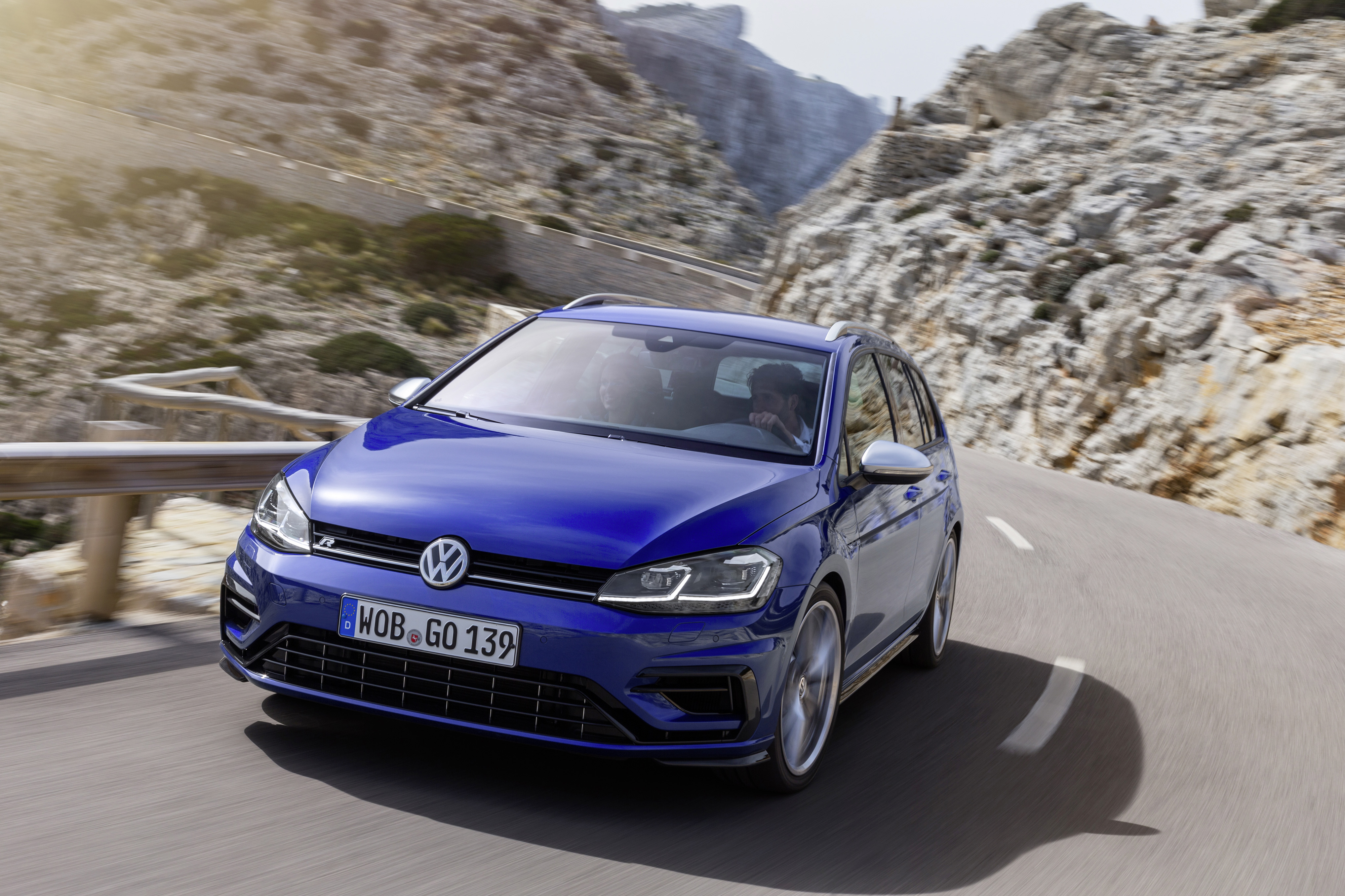 Volkswagen Golf R gains optional Performance packs Der neue Volkswagen