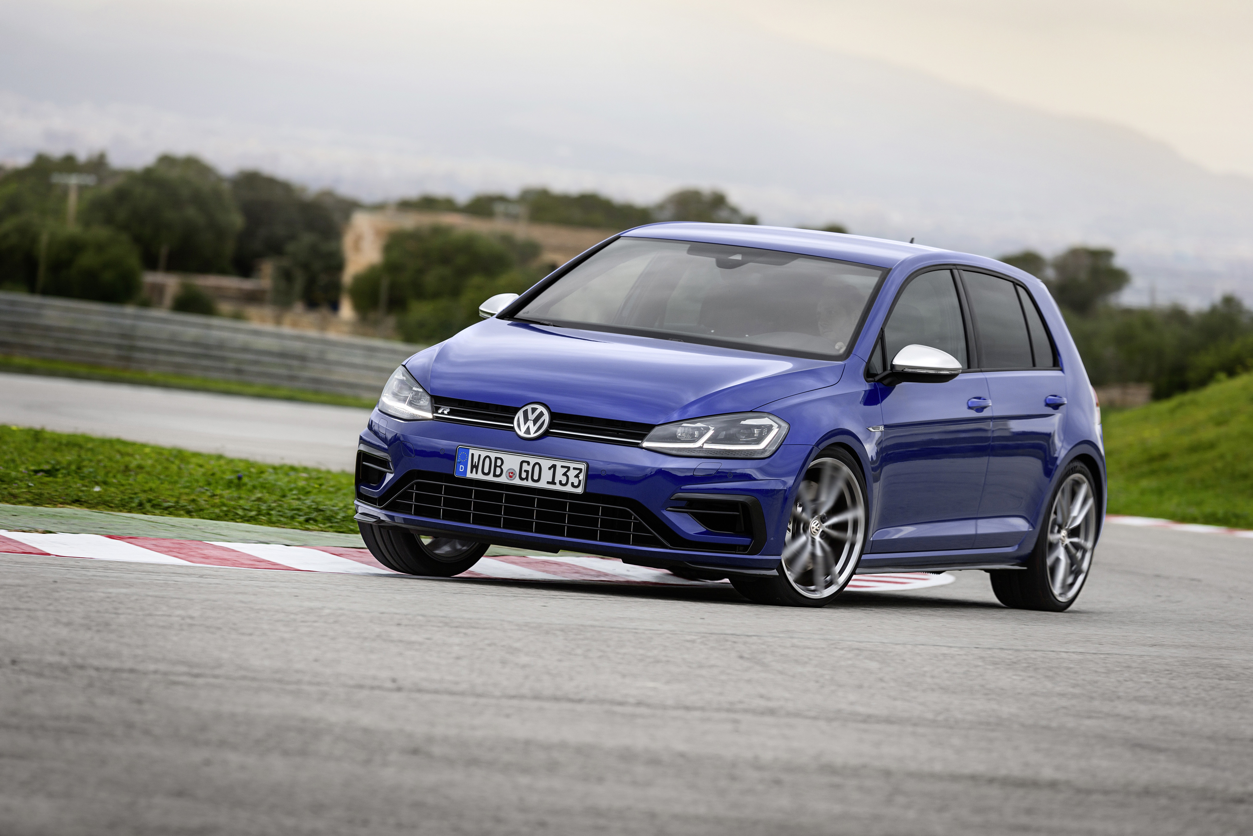 Volkswagen Golf R gains optional Performance packs Der neue Volkswagen