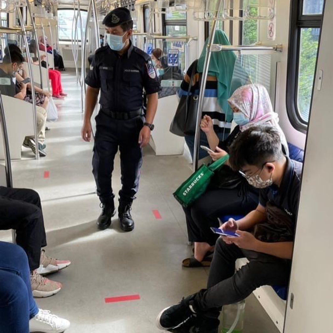 Police-in-train_BM