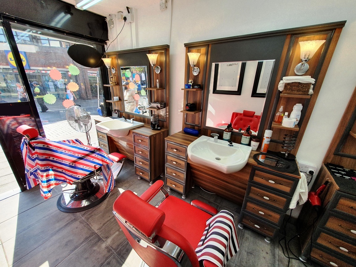 IMMACULATE BARBERS IN HIGH STREET LOCATION FULLY FITTED