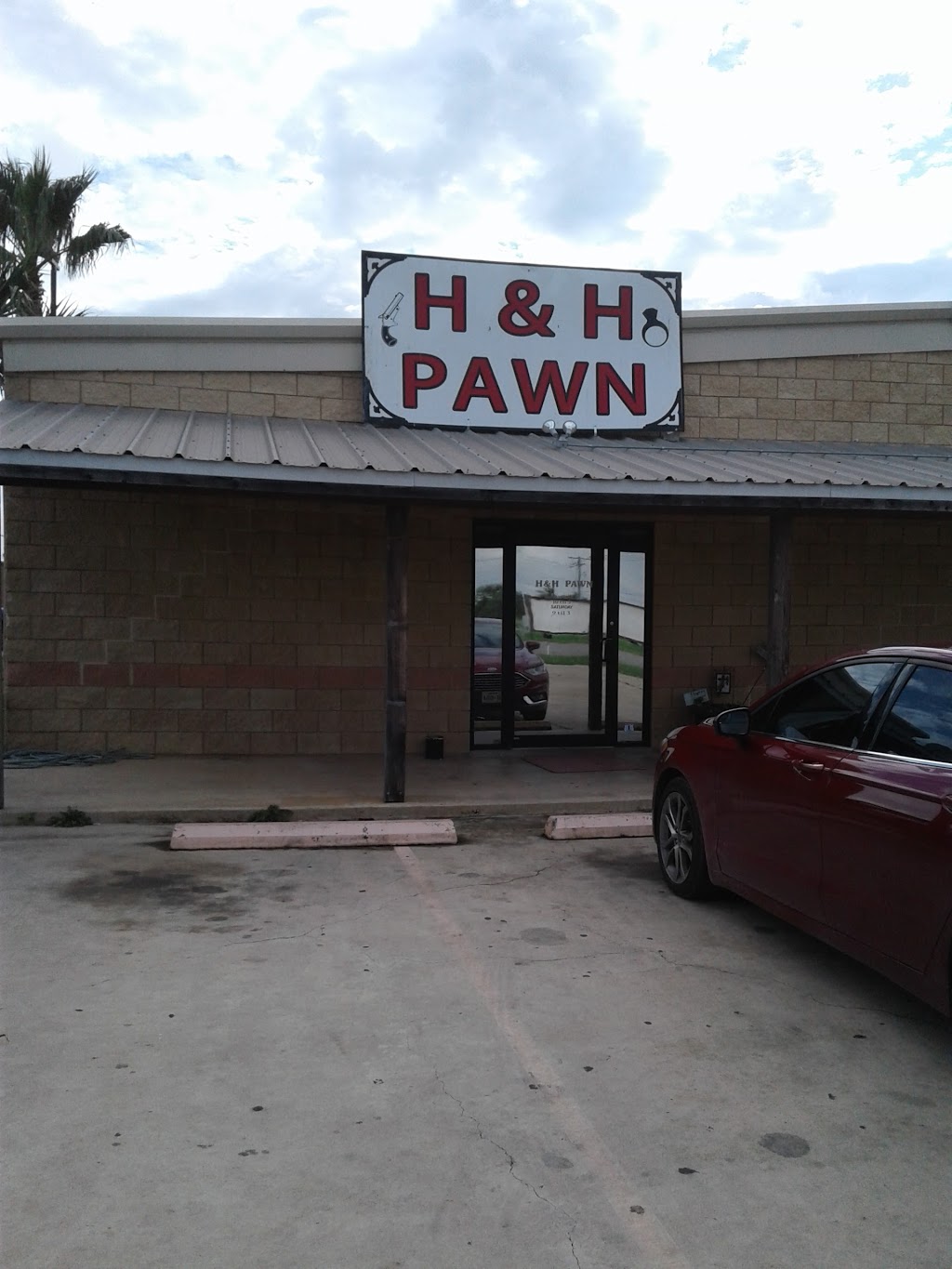 H & H Pawn Pawn Shop in Floresville 532 10th St, Floresville, TX 78114, USA