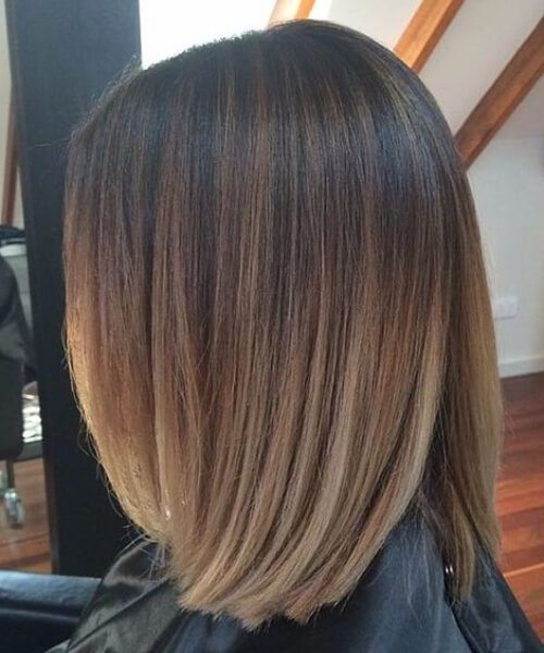 Tecnica Balayage le sfumature per i capelli corti scuri.