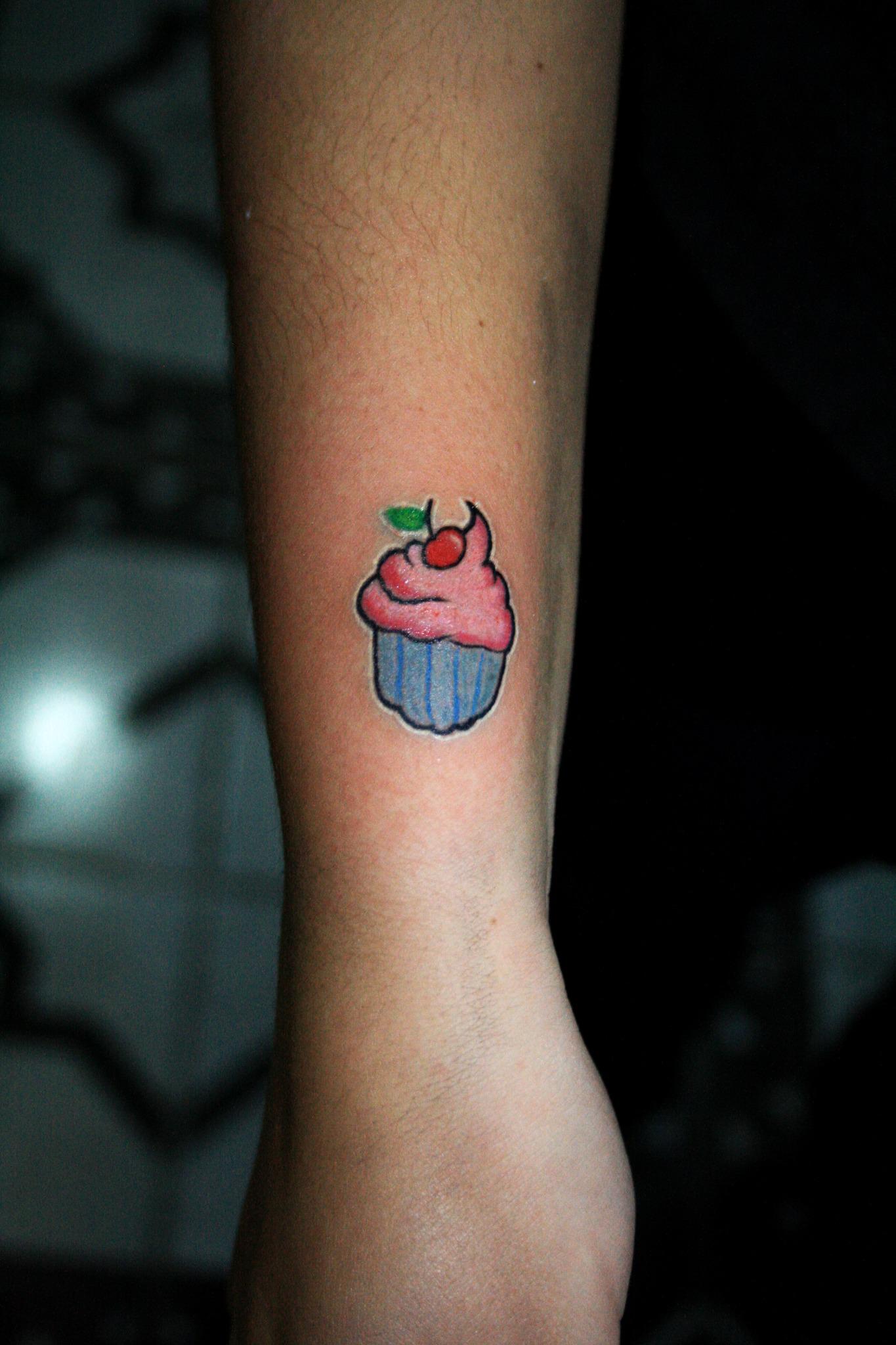 Discover 51+ small cupcake tattoo in.cdgdbentre