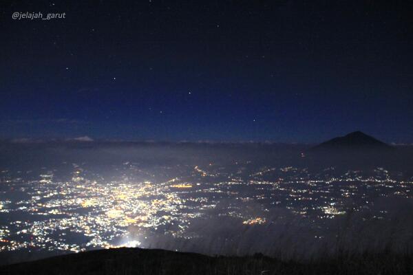Jelajah Garut On Twitter: "Indahnya Pemandangan Kota Garut Di Malam Hari Dilihat Dari Puncak Gn. Guntur :) | Photo By @Nasrulmumin Http://T.co/Le1Olgudi0" / Twitter