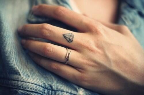 Tatuajes De Mujeres On Twitter: "Tatuaje Diamante En El Dedo #Tatoo #Diamond #Diamante #Shinebrikelikeadiamond #Lovethis #Like Http://T.co/Zud22J7Hla" / Twitter 332_x_500_jpg