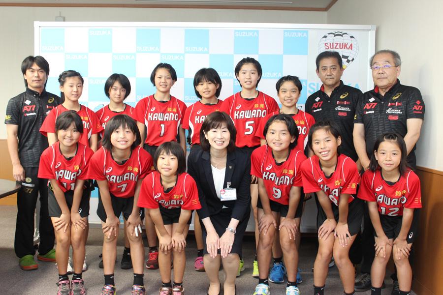全日本バレーボール小学生大会に出場する河曲ジュニアバレーボールクラブの選手たちが訪ねてくれました。監督、選手一同力を