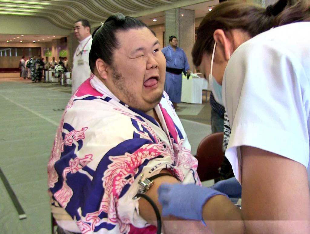 スモートフォン on Twitter "健康診断の採血で。注射針が刺さって痛がる力士たち。勢関、大砂嵐関、千代丸関(^^;;sumo