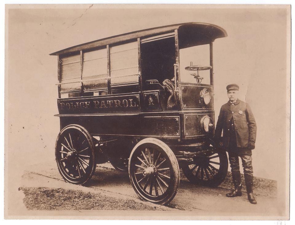 Akron The first police car was used by the Akron, OH Police Dept in 1899