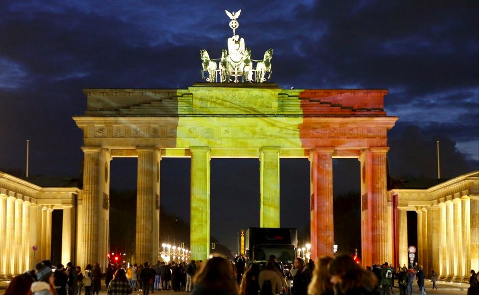 Allemagne, à berlin, la porte de brandebourg aux couleurs de la