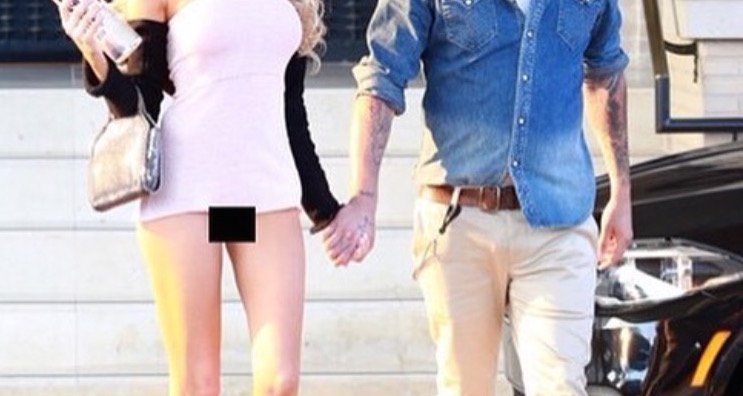 Celeb goes shopping without underwear!