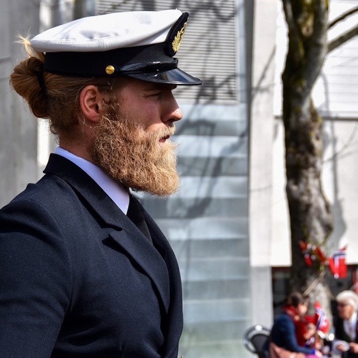 ノルウェーの海軍将校の男性がリアルに北欧神話の神”トール”みたいでカッコいい！「カレンダー出して」「髪型規制ないのか？」 Togetter
