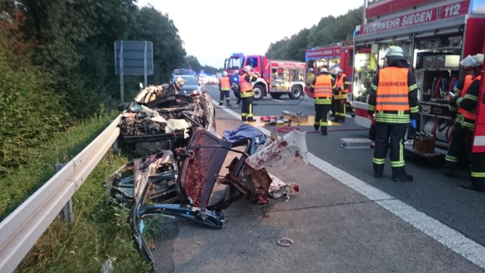 BILD on Twitter "Blutiger Unfall auf der A45 Bei diesem Crash mit 3