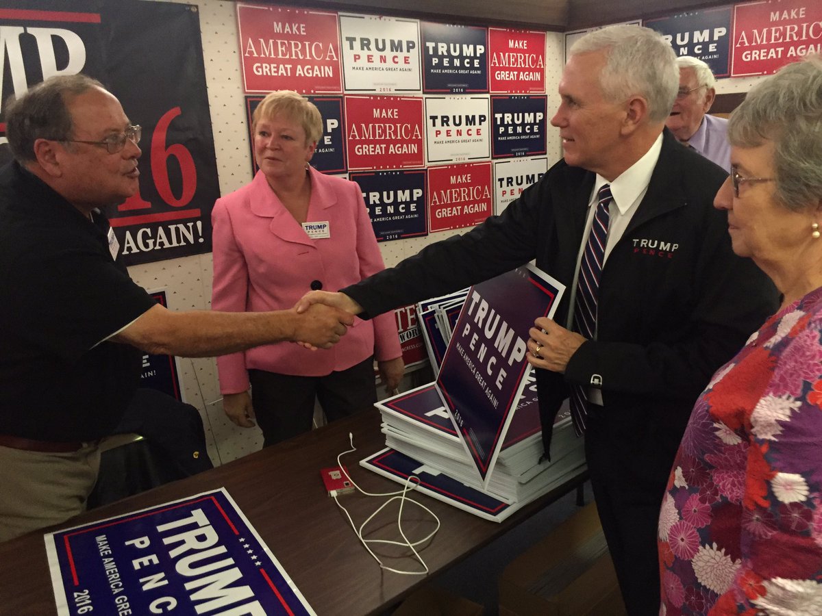 LiveDonald J. Trump 10/06/2016 in Sandown, NH at Sandown Town Hall