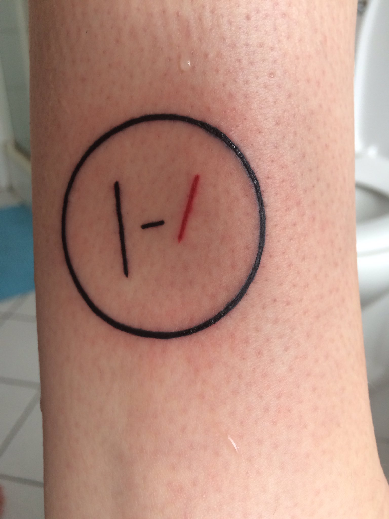 P Sur Twitter : "@Stevieboebi Tattoo Of My Favorite Band Called Twenty One Pilots :)) It's Their Band Logo Https://T.co/Xrrvcsyhxl" / Twitter 2048_x_1536_jpg