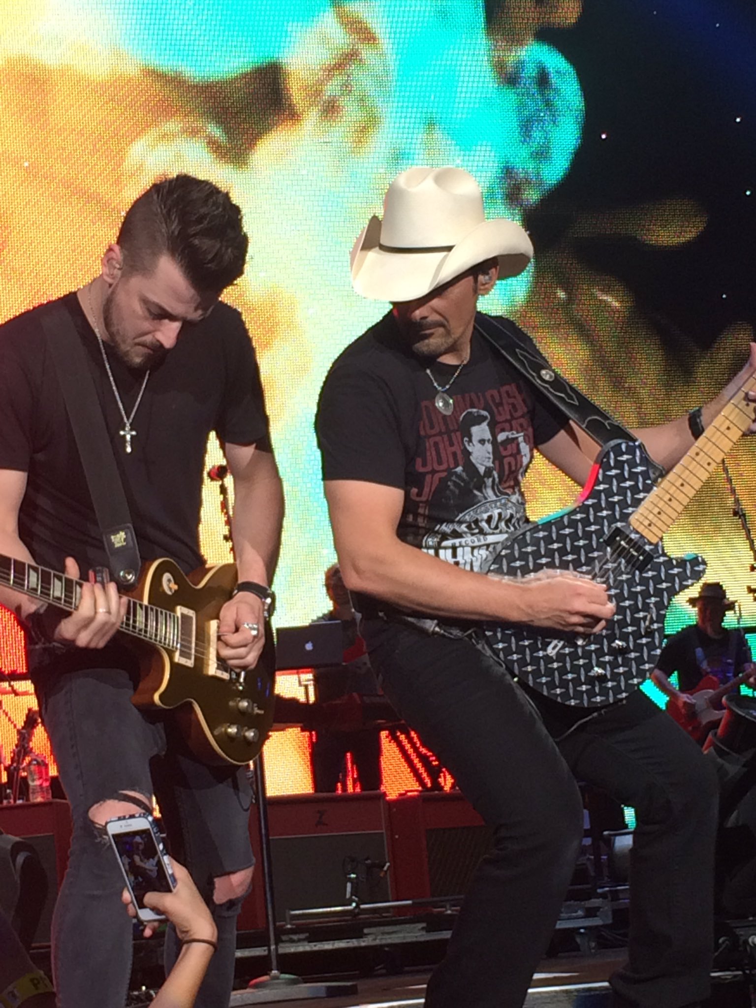 Brad Paisley on Twitter "That chaseBryant holds his guitar backasswards. RT roberts5911