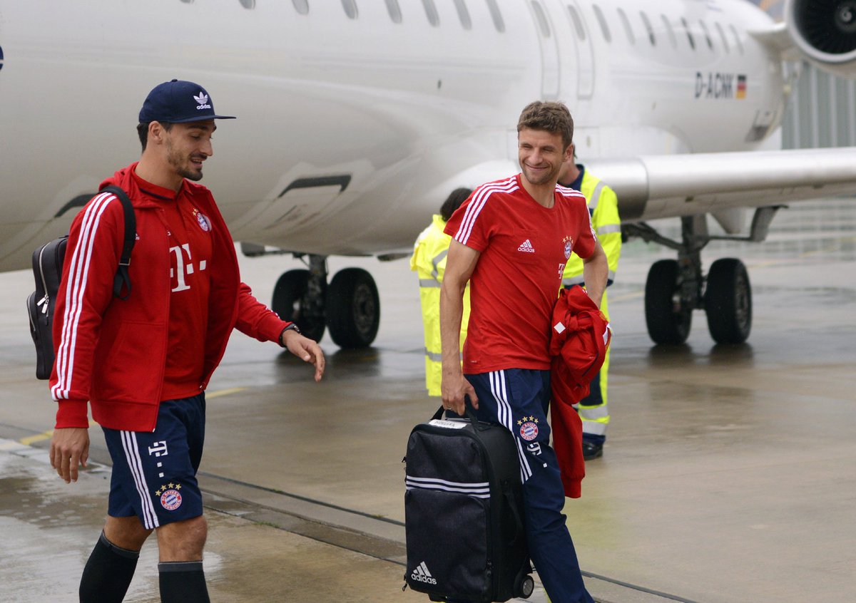 Der bayernstar veräppelt journalisten am flughafen. Dresden Airport Auf Twitter Mats Hummels Und Thomas Muller Ziemlich Beste Freunde Was Spassvogel Thomas Hier Wohl Wieder Ausheckt Cfcfcb Matshummels Esmuellert Https T Co R2gorc5r1f