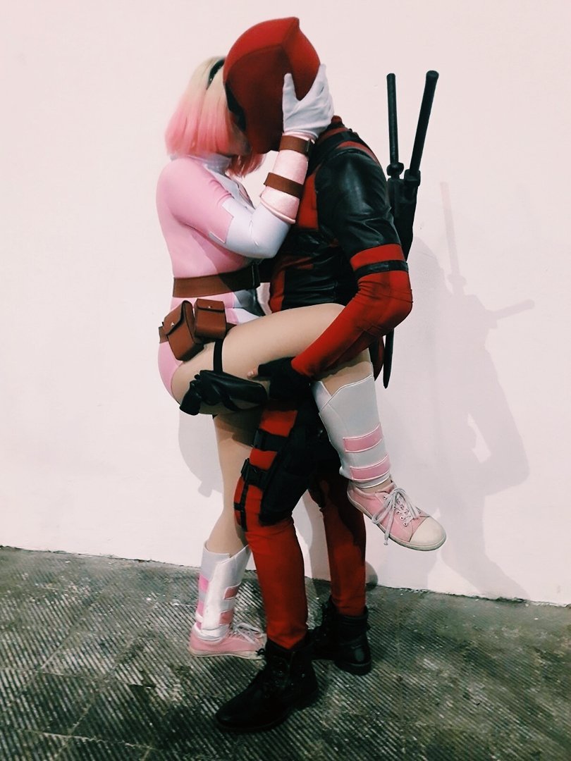 Gwenpool And Deadpool Kiss Buying Coach Poppy Glamtote