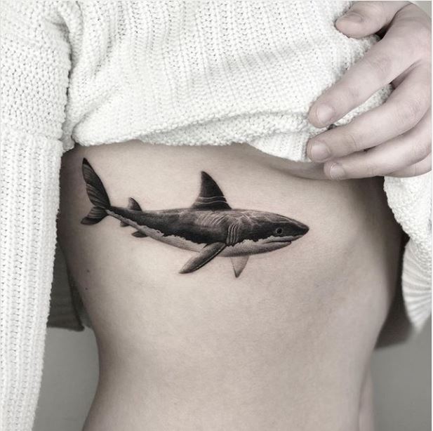 Tattoodotcom 在 Twitter 上："🦈 Inkoftheday By Anastasia ✨ #Nastyafoxtattoo # Shark #Sharktattoo #Realistictattoo #Ribtattoo #Realism #Minimalism #Blackandgrey #Blackandgreytattoo #Tattoo #Tattoos #Tattoodotcom Https://T.co/7D2Qpffatz" / Twitter 614_x_617_jpg