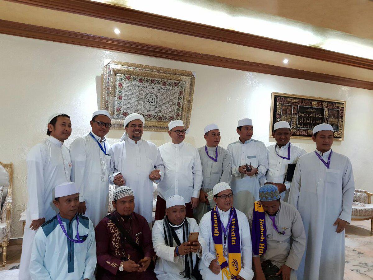 Bergenggaman Tangan Erat, Beredar Foto Rizieq Syihab Bersama Sudirman