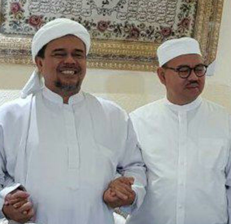 Bergenggaman Tangan Erat, Beredar Foto Rizieq Syihab Bersama Sudirman