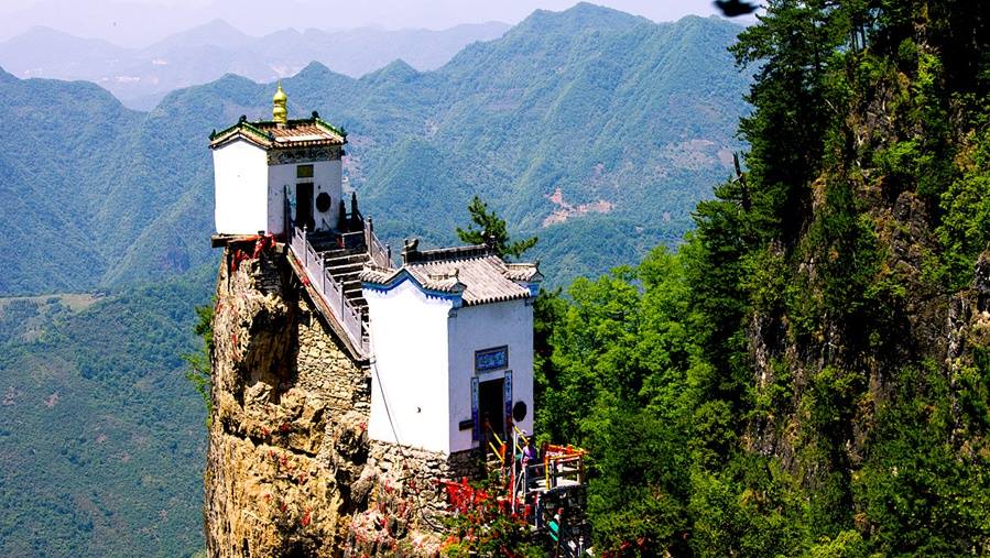 People's Daily, China on Twitter "Tayun Mountain Taoist Temple, the most “dangerous” house in