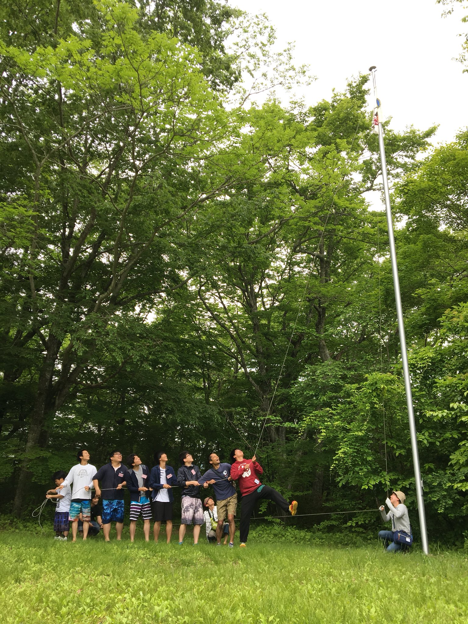 高木記念山中キャンプ on Twitter "【オリエンテーションキャンプ振り返り】 開村式！ バス到着後、みんなで旗をあげ、キャンプ生活を