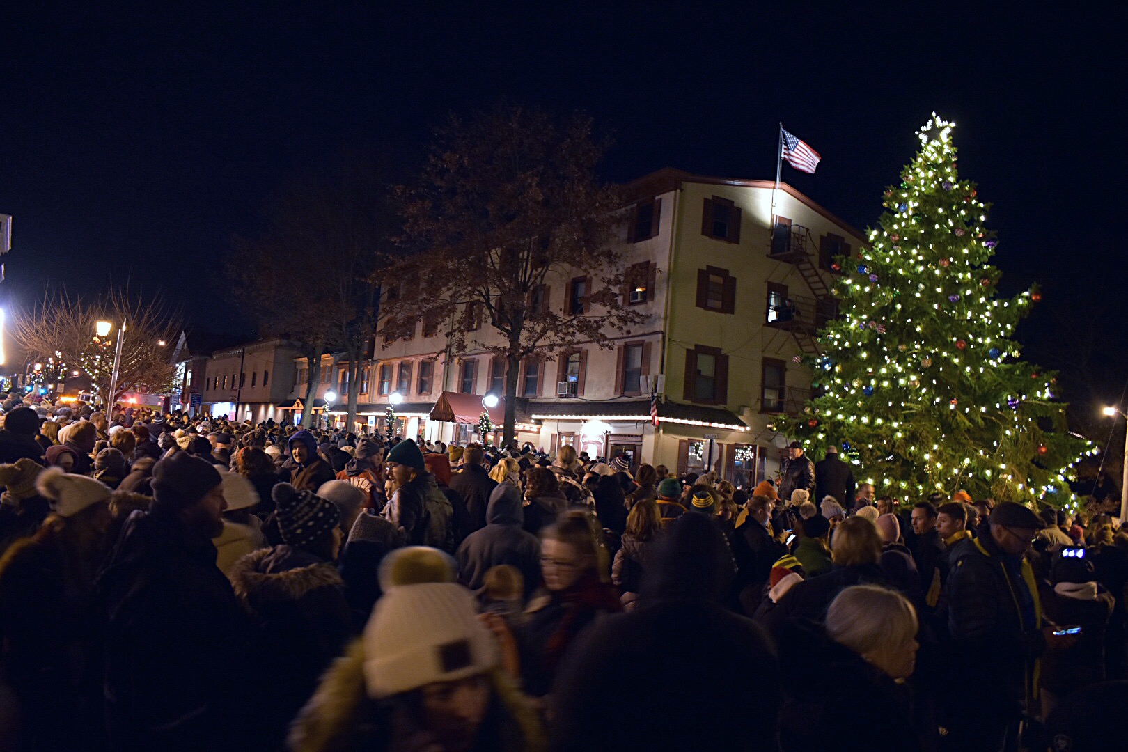 on Twitter "PHOTOS Crowd Shows Up For Bristol Tree