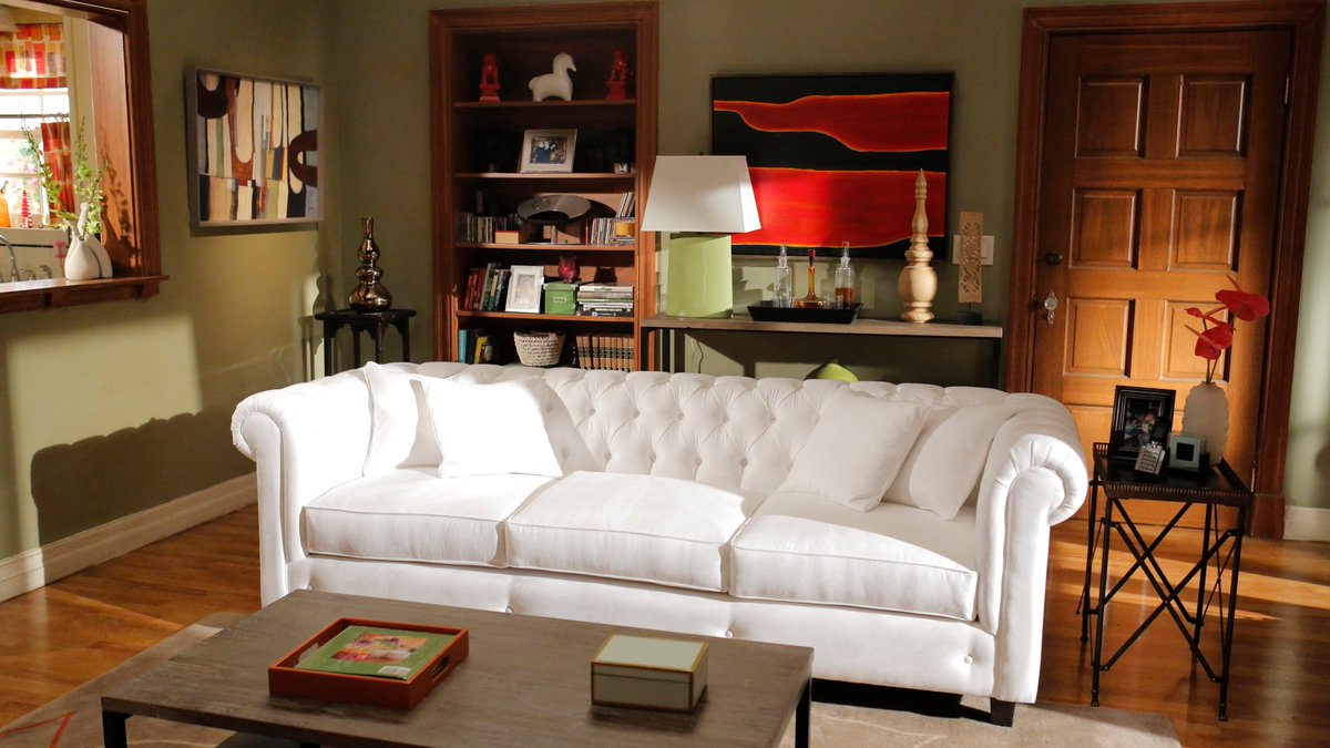 Looking for a picture of an empty Dunphy couch Modern_Family