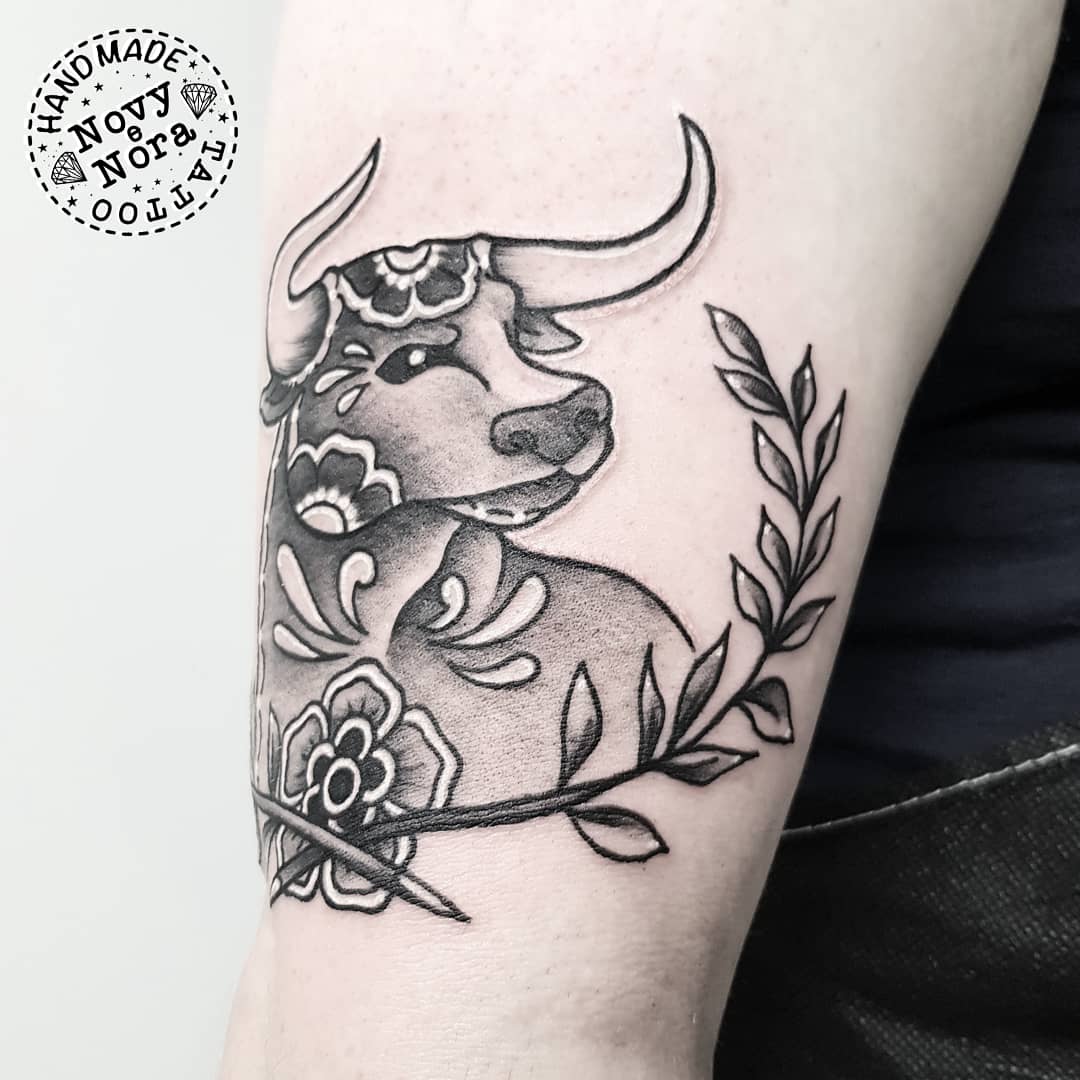 Novytattoo Handmade 在 Twitter 上："Taurus ♉ #🐃 #Taurus #Toro #Mexicanstyle #Traditionalart #Traditionaltattoo #Tattoo #Handmadetattoostudio #Carpi #Ink #Tattooedmen #Inkedman #Taurustattoo #Zodiac #Laurel #Laureltattoo Https://T.co/Leaknvtjhr" / Twitter 1080_x_1080_jpg