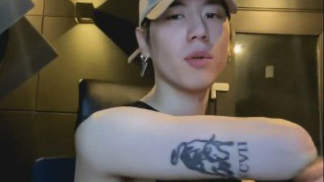 Zircon⁷ ☁︎ On Twitter: "Jungkook And Yugyeom Could Be Having Matching 1997 Tattoos- Https://T.co/Uaydput6Cs" / Twitter 375_x_668_jpg