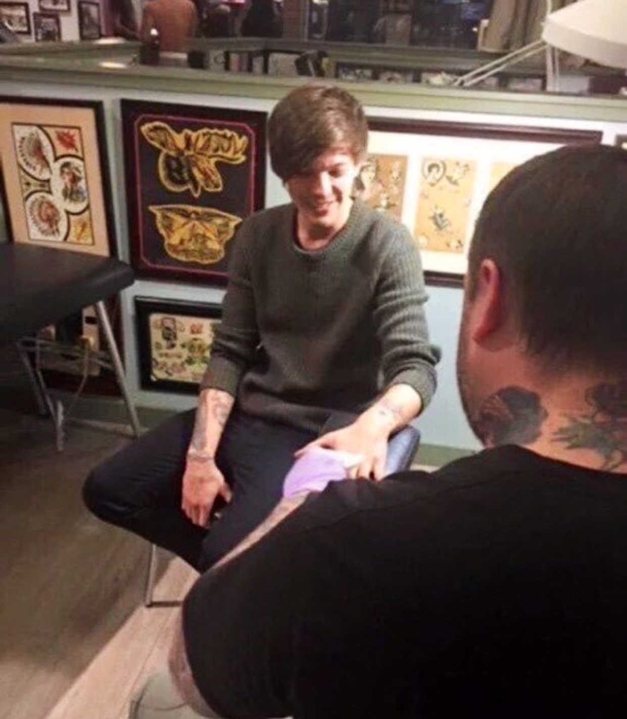 Team Louis News On Twitter: "It's Been Five Years Since Louis Got His 28 Tattoo And A Penguin With Headphones On His Ass! Https://T.co/9Oplh8Zvha" / Twitter 1424_x_1241_jpg