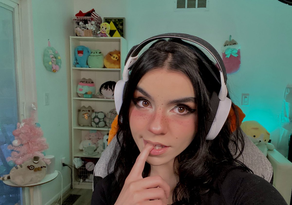 aviva sofia on Twitter: "come see the new background and desk :3 https://t.co/jMFzuluLxR…