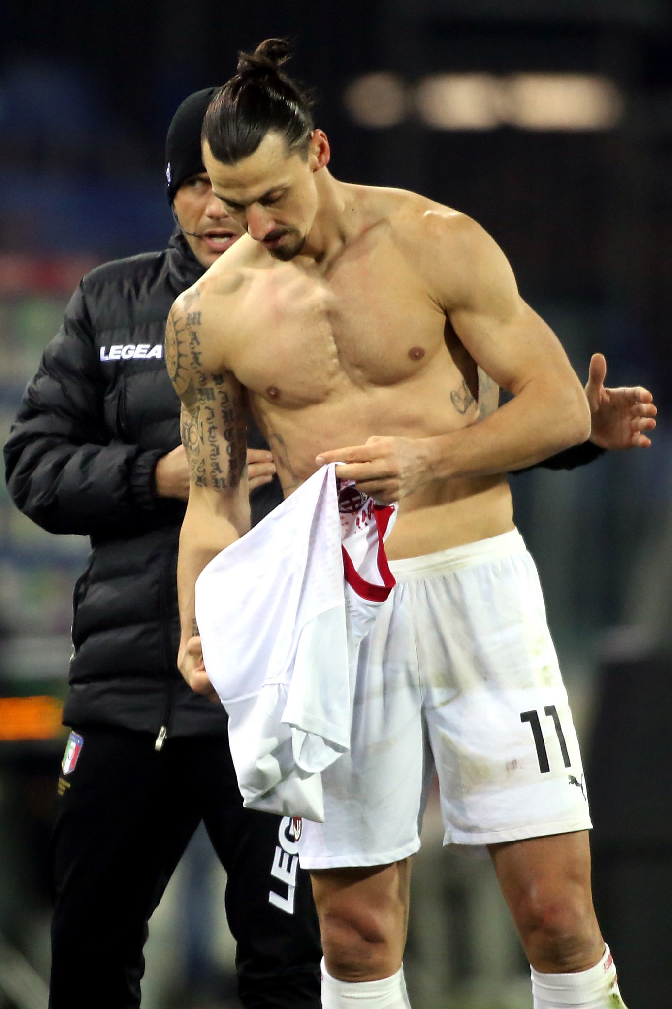Goal On Twitter: "Zlatan With The Coolest Back Tattoo In Football 🦁 Https://T.co/5E8T3Jq1V3" / Twitter 2048_x_1365_jpg