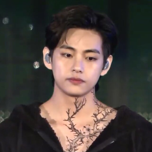 Taehyung Thinker⁷ On Twitter: "It's So Beautiful How Taehyung's Neck Tattoo Had An Evolution From Being Dried Branches To A Tree With Blooming Flowers Https://T.co/Orpg4D1Irq" / Twitter 643_x_643_jpg