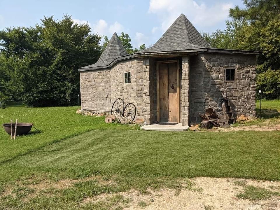 Daily Harry Potter on Twitter "You can actually stay in Hagrid's Hut, an Airbnb in Chickamauga