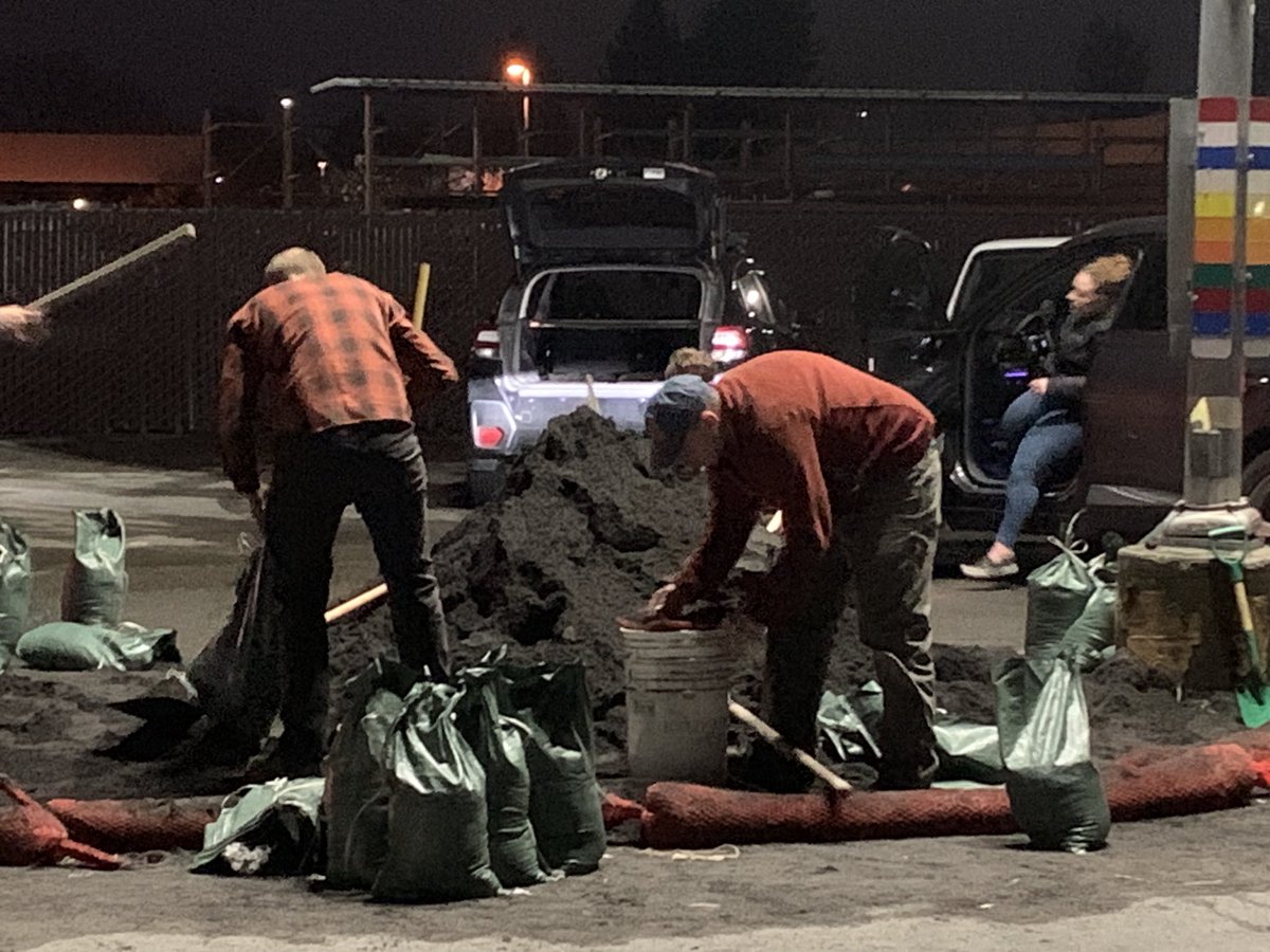 Liz Kreutz on Twitter "Big crowd of people getting sandbags at the