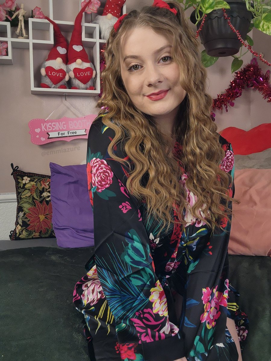 Emily Azure on Twitter "I'm on discord playing games 🥰 come join me