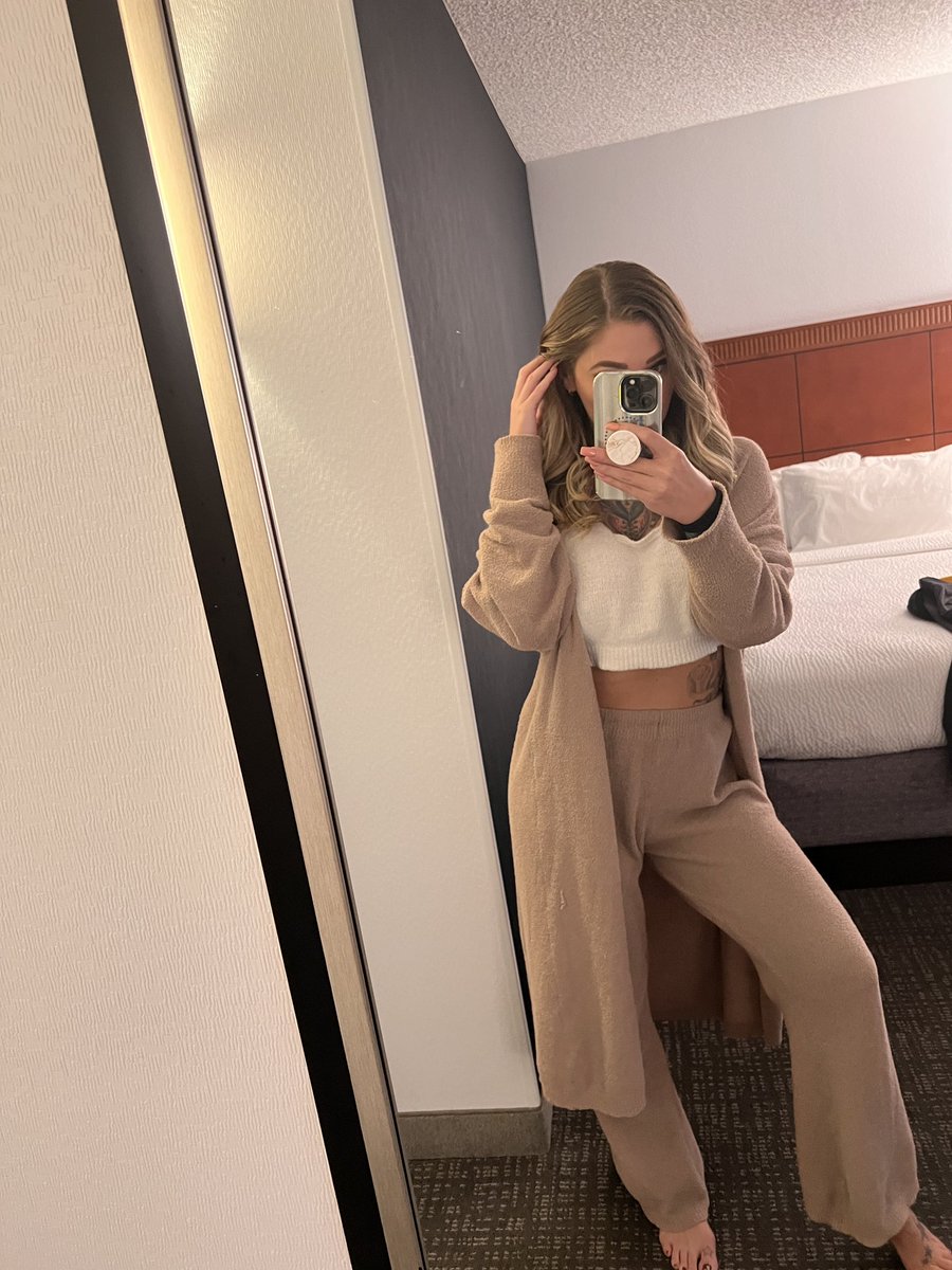 Kleio Valentien on Twitter: "Oh hi 👋🏻"