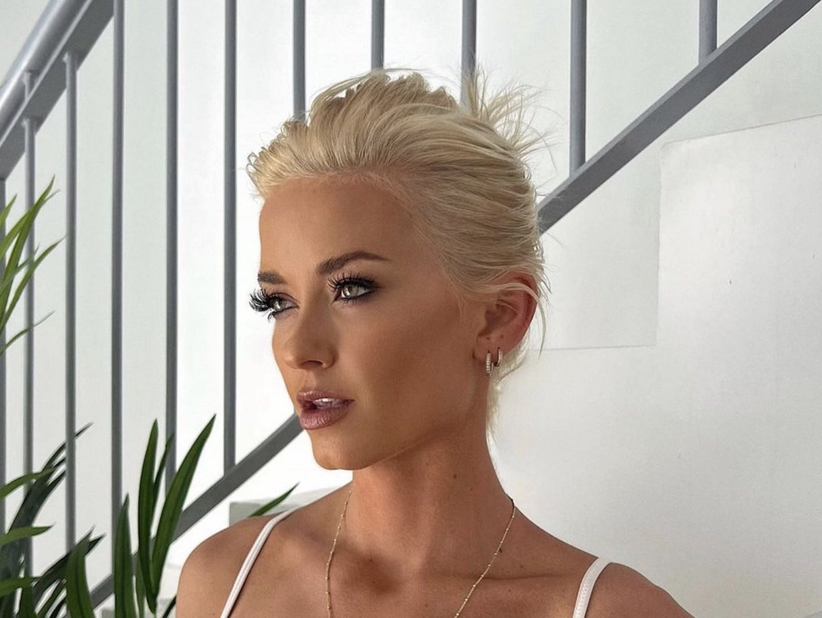 OK! Magazine on Twitter: "#MIC's Liv Bentley poses topless and teases