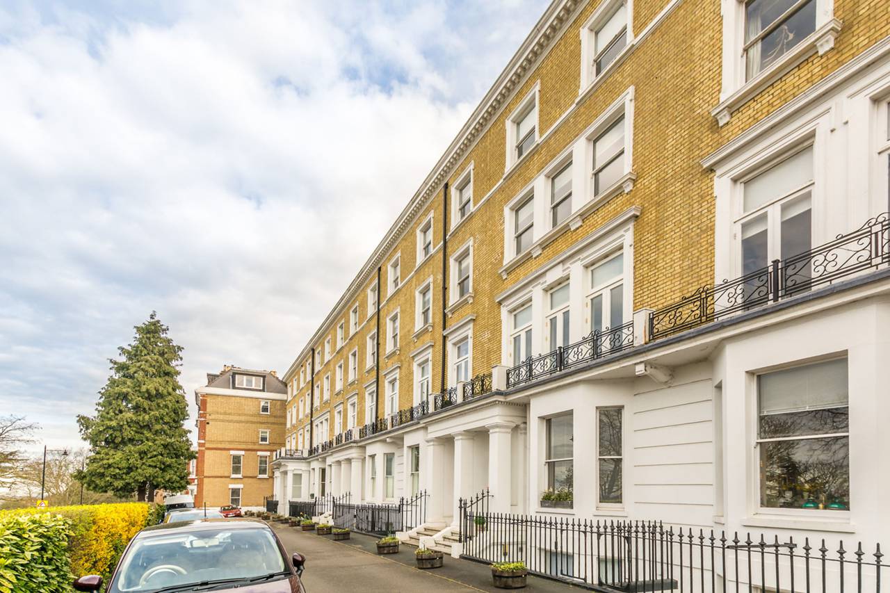 3 bedroom flat to rent, Stuart Court, Richmond Hill, TW, TW10 6RJ