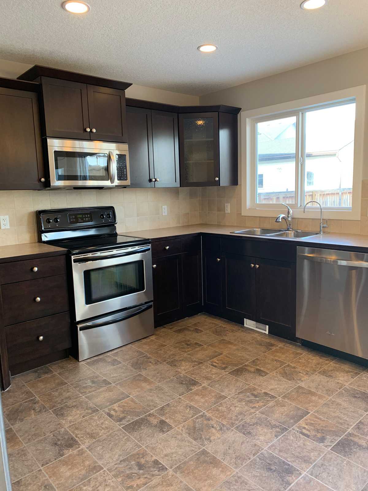 Airdrie Cozy 3 Bedroom Home in Ravenswood! Peak Housing Solutions