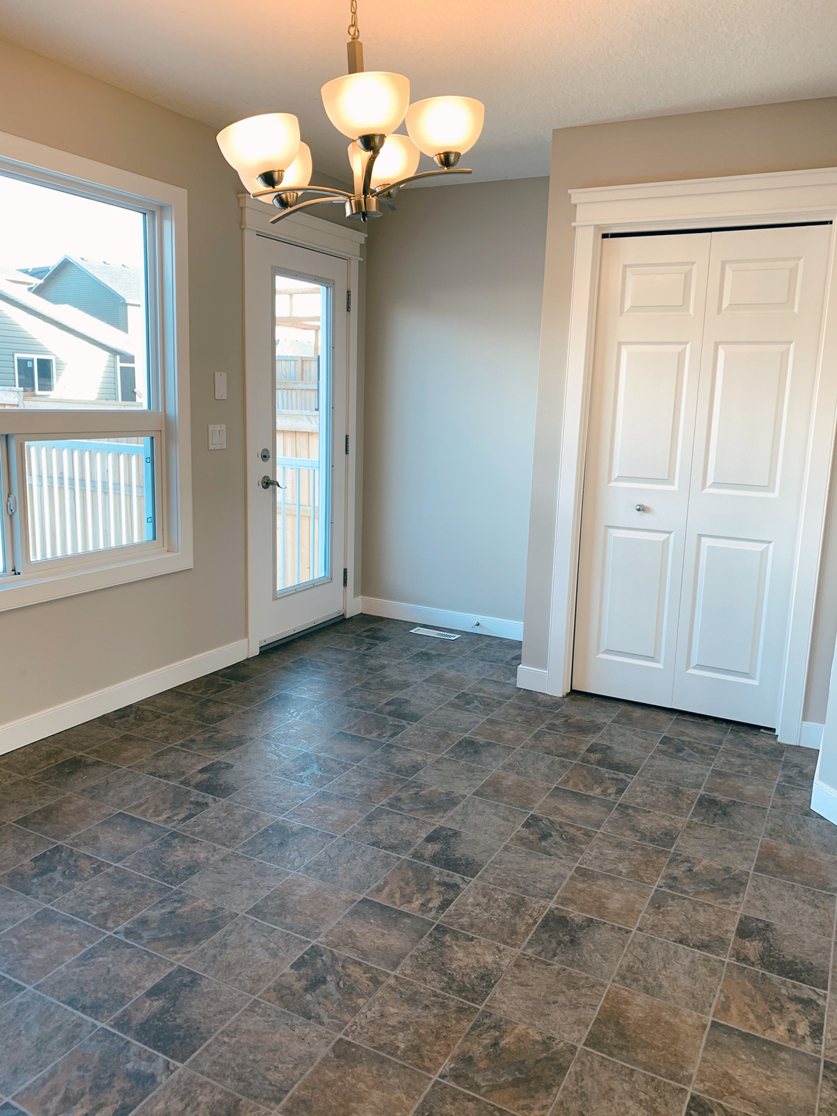 Airdrie Cozy 3 Bedroom Home in Ravenswood! Peak Housing Solutions