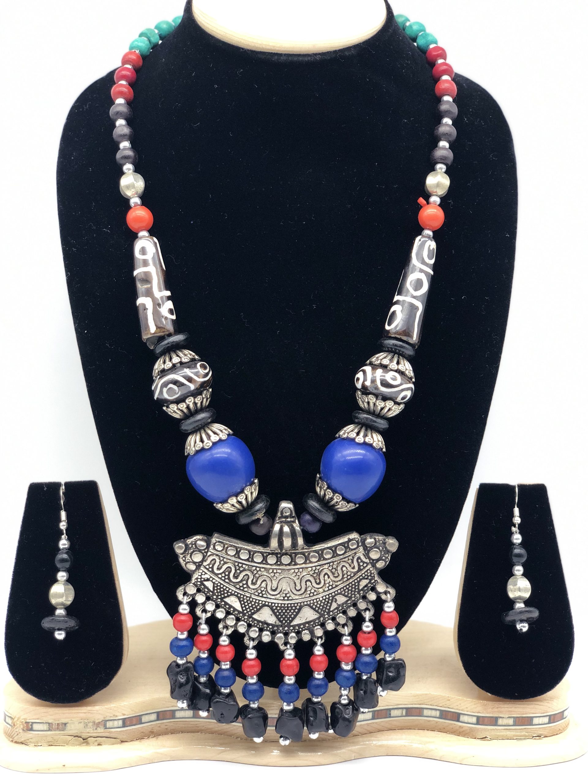 Antique designed necklace with beads and pendants. Pearlings Designer